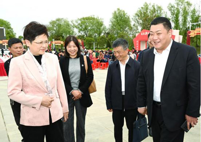 激励社科工作者把论文写在江海大地上