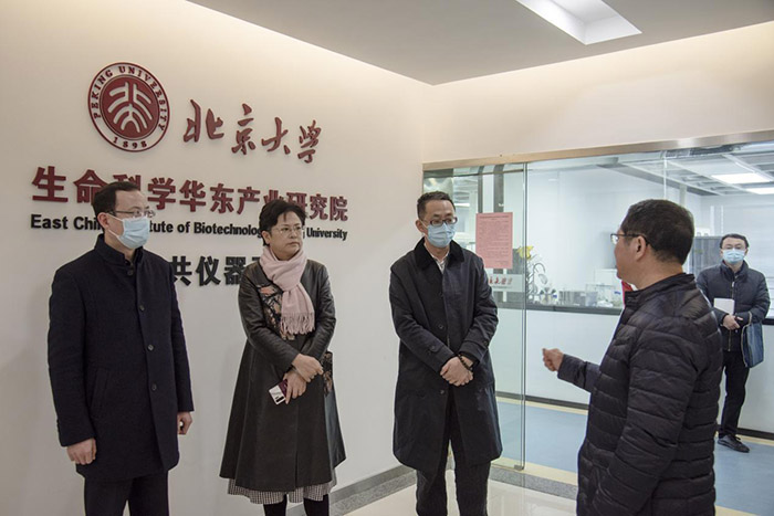 激励社科工作者把论文写在江海大地上