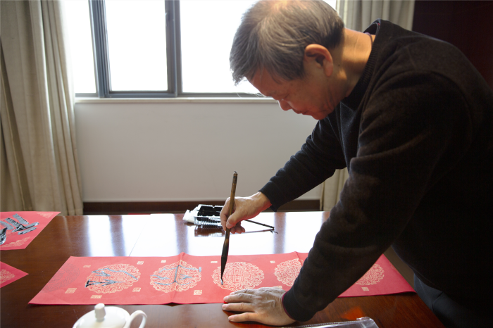 省散文学会开展书画家送春联进机关活动