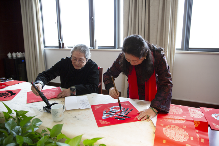 省散文学会开展书画家送春联进机关活动