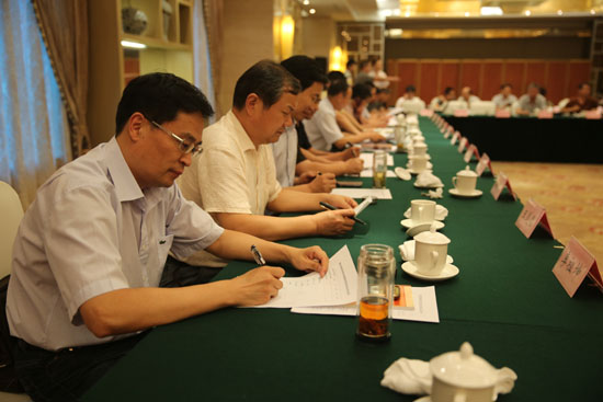 省社科联召开全省社科联主席座谈会广泛征求意见