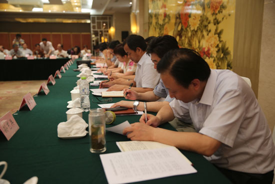 省社科联召开全省社科联主席座谈会广泛征求意见