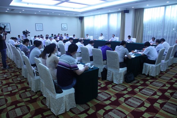 扬州市委、市社科联联合召开“扬州经济社会发展”专家咨询会